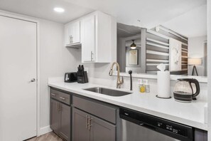 雪櫃、微波爐、焗爐、爐具