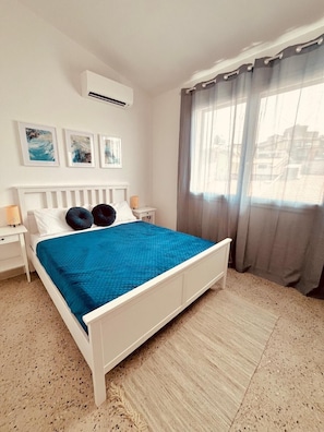 1 Schlafzimmer, Schreibtisch, schallisolierte Zimmer