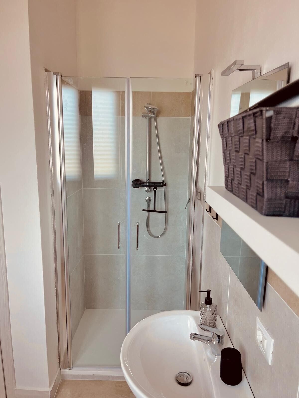 Regadera, amenidades de baño gratuitas, secadora de cabello, batas 