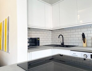 冷蔵庫、電子レンジ、オーブン、コンロ