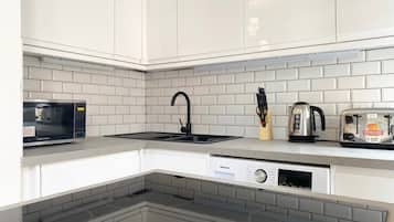 Een koelkast, een magnetron, een oven, een kookplaat