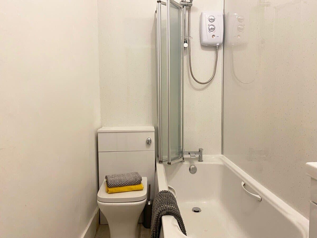 Dusche, Haartrockner, Handtücher