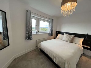 2 soverom, strykejern/-brett, reiseseng for barn og wi-fi