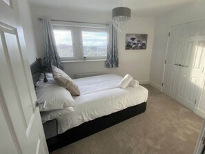 2 slaapkamers, een strijkplank/strijkijzer, reisbedje, wifi