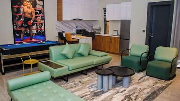 Leilighet – junior, balkong, byutsikt | Oppholdsområde