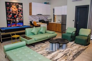 Apartamento junior, balcón, vistas a la ciudad | Zona de estar