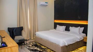 Leilighet – junior, balkong, byutsikt | 1 soverom, safe på rommet, skrivebord og skrivebord for bærbar PC