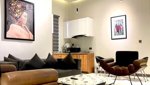 Leilighet – executive | Oppholdsområde | En 28-tommers plasma-TV med Parabol-TV
