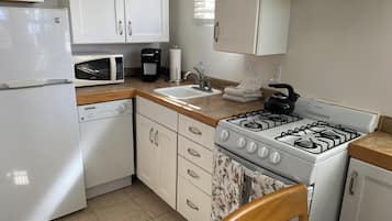 Classic Cottage, Garden View | Private kitchen | Electric kettle, toaster