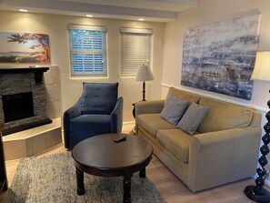 Classic Cottage, Garden View | Living area | Flat-screen TV - Carmel Dolores Cottages (Carmel)