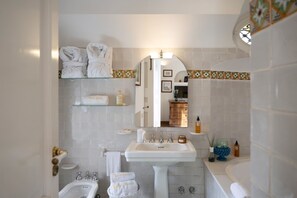 Dusche, Haartrockner, Bidet, Handtücher