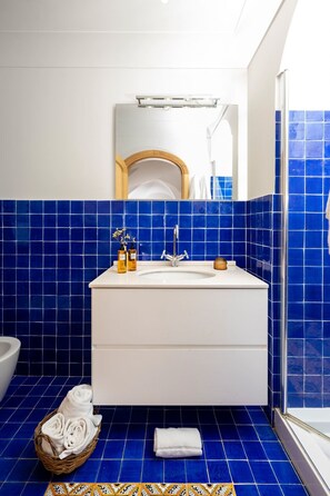 Shower, hair dryer, bidet, towels - Villa Maelle by My Villa Collection (Positano)