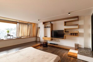 Espacio para trabajar con laptop y sistema de insonorización