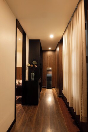 Chambre quadruple Deluxe, 2 grands lits | Espace de travail pour ordinateurs portables, système d’insonorisation