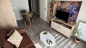 Leilighet, 1 soverom | Oppholdsområde | En 32-tommers TV med digitale kanaler