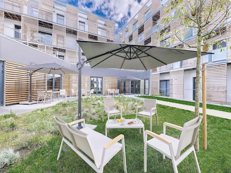 Terrace/patio. Zenao Appart'hôtels Cenon