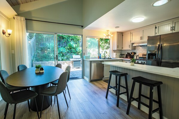 冷蔵庫、電子レンジ、オーブン、コンロ