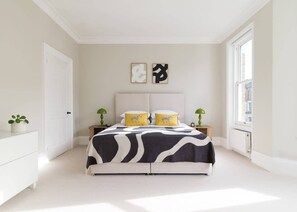 5 habitaciones, tabla de planchar con plancha, cuna de viaje y wifi 