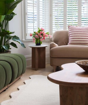 Una televisión, una chimenea, una oficina