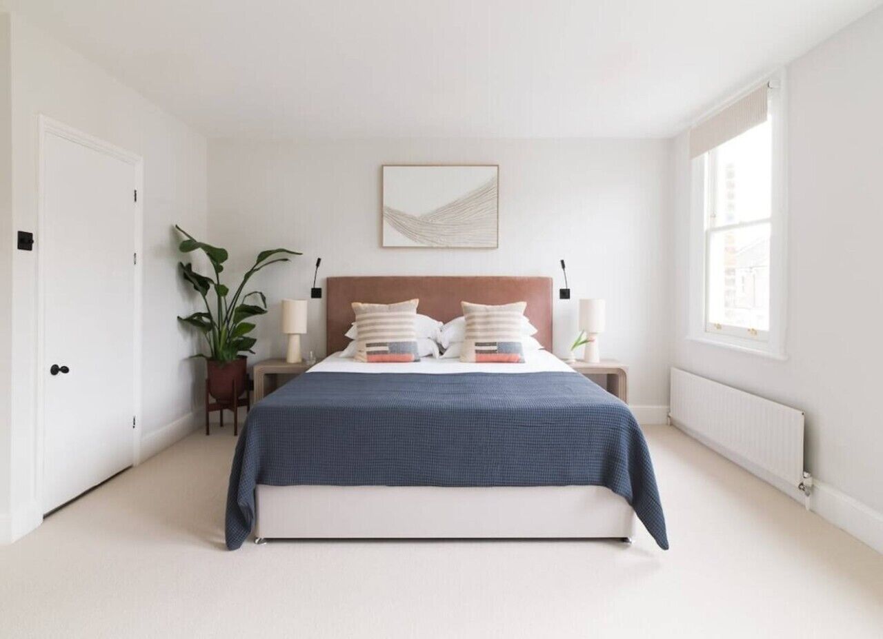 Desk, iron/ironing board, WiFi, bed sheets