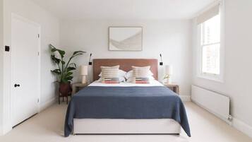 Desk, iron/ironing board, WiFi, bed sheets