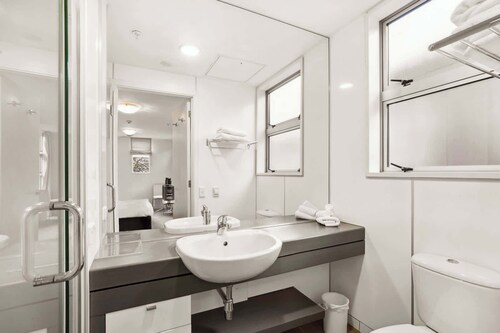 Fabulous Lakeside Marina Studio Apartment