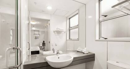 Fabulous Lakeside Marina Studio Apartment