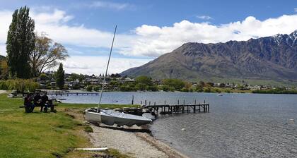 Fabulous Lakeside Marina Studio Apartment