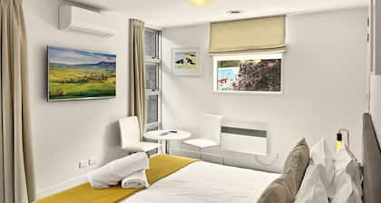 Fabulous Lakeside Marina Studio Apartment