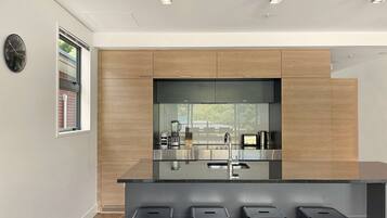 Refrigerador, microondas, horno, placa de cocina