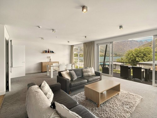 Fabulous Lakeside Marina 2 Bedroom