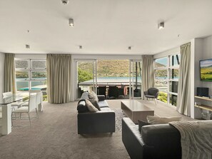 TV - Fabulous Lakeside Marina 2 Bedroom (Queenstown)
