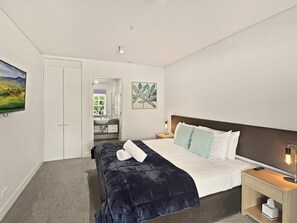 4 bedrooms, iron/ironing board, travel cot, WiFi - Fabulous Lakeside Marina 2 Bedroom (Queenstown)