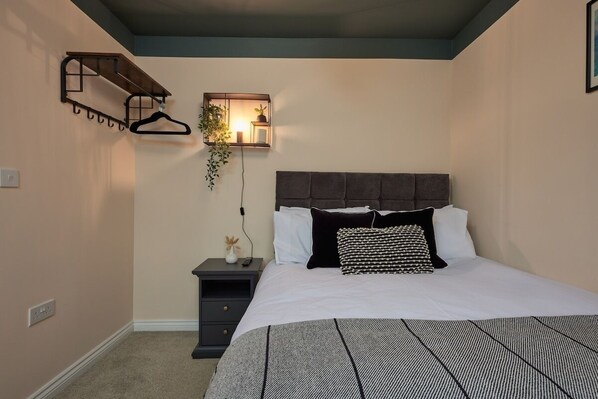 4 bedrooms, iron/ironing board, free WiFi, bed sheets