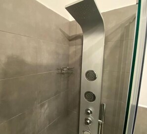 Shower, hair dryer, towels, soap - Terrace Boutuque inn (Rome)