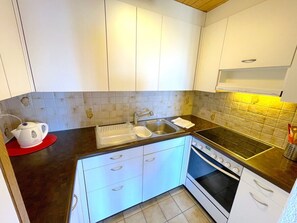Réfrigérateur, four, plaque de cuisson, cafetière/bouilloire