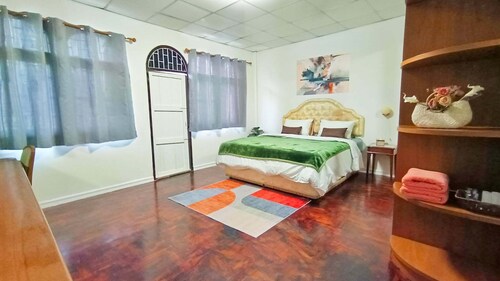 Spacious 5-bedroom house for 16 people near BTS Onnut