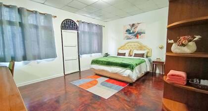 Spacious 5-bedroom house for 16 people near BTS Onnut