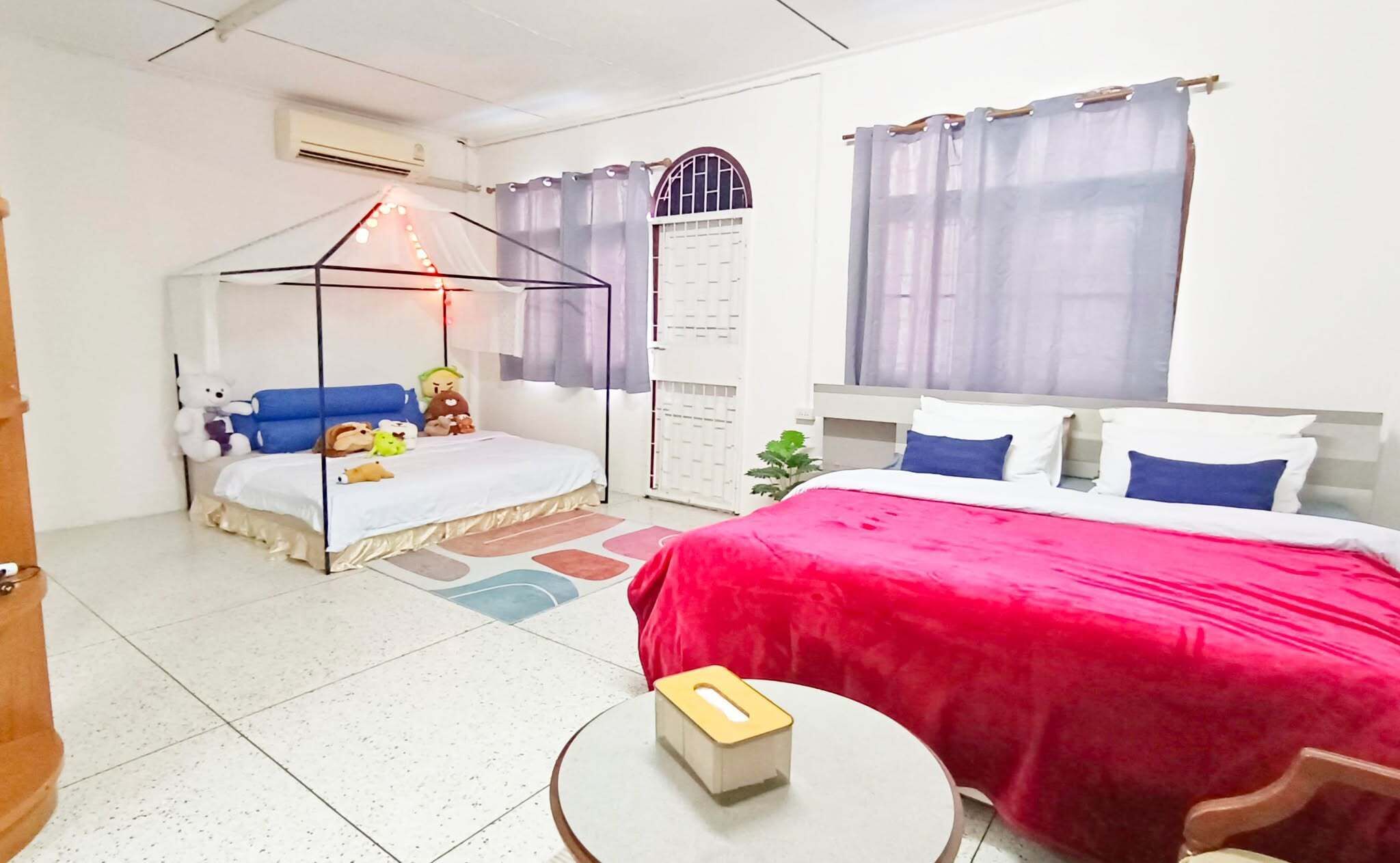 5 bedrooms, iron/ironing board, WiFi, bed sheets
