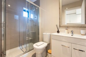 Shower, hair dryer, towels