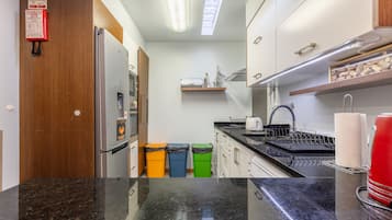 Refrigerador, lavavajillas, cafetera y tetera y tetera eléctrica