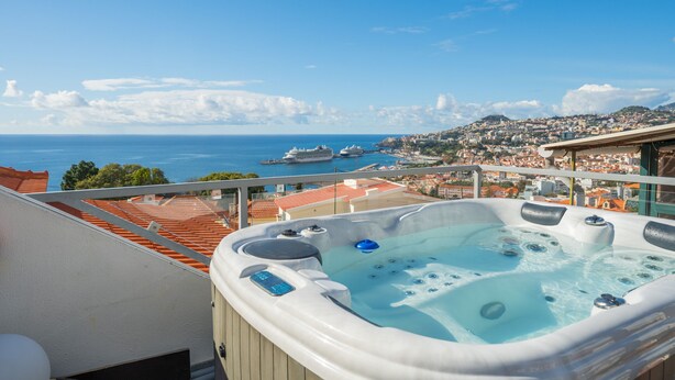 A hot tub on a balcony with a city view. - FLH Funchal Sissi Lanço with View (Funchal)