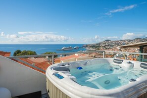 Boblebad på balkon med udsigt over byen.
