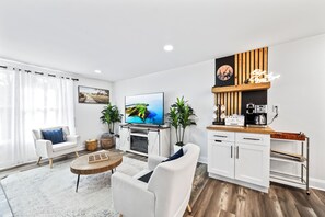 Living area - Charming COTTAGE/ HOT TUB IN CERTIFIED WILDLIFE (Sumerduck)