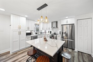 Private kitchen - Charming COTTAGE/ HOT TUB IN CERTIFIED WILDLIFE (Sumerduck)