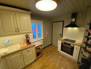 Kylskåp, ugn, spishäll och diskmaskin