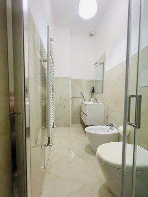 Shower, hair dryer, bidet, towels - Guest House " La Corte" Green Orchid. An oasis of serenity and refinement. (Zungoli)
