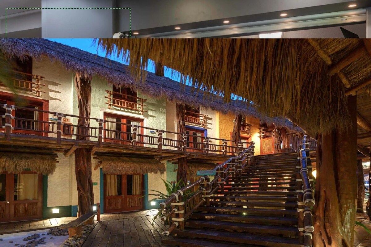 Un edificio de varios niveles con techos de paja y balcones de madera.