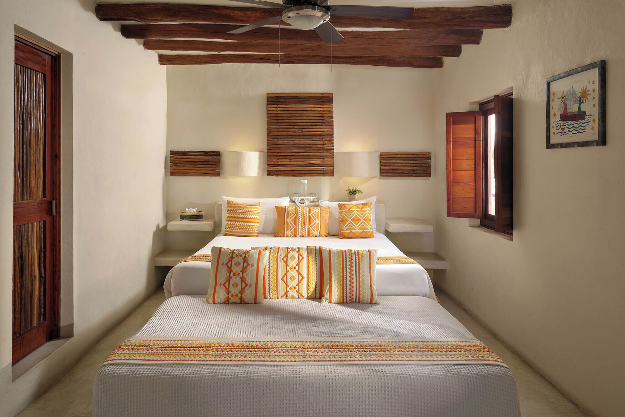 Un dormitorio con cama, mesitas de noche, lámparas y paneles de pared de madera.