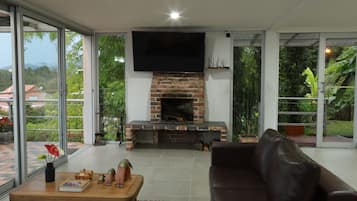 Smart TV, fireplace